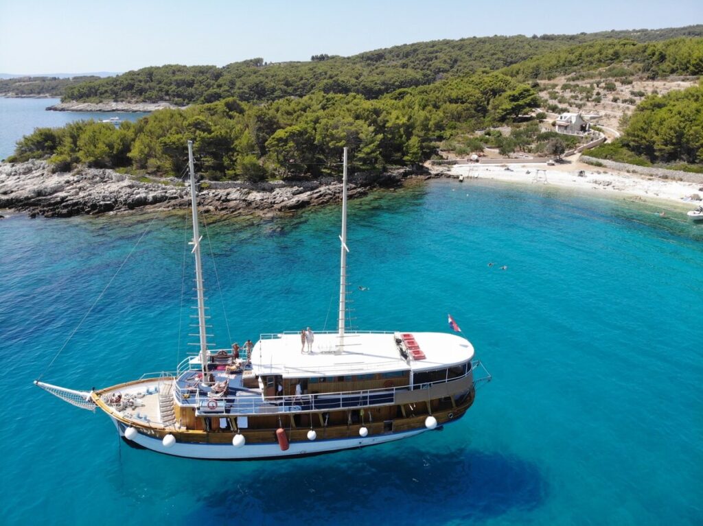 mini cruiser novi dan adriatic charter miles crewed charter